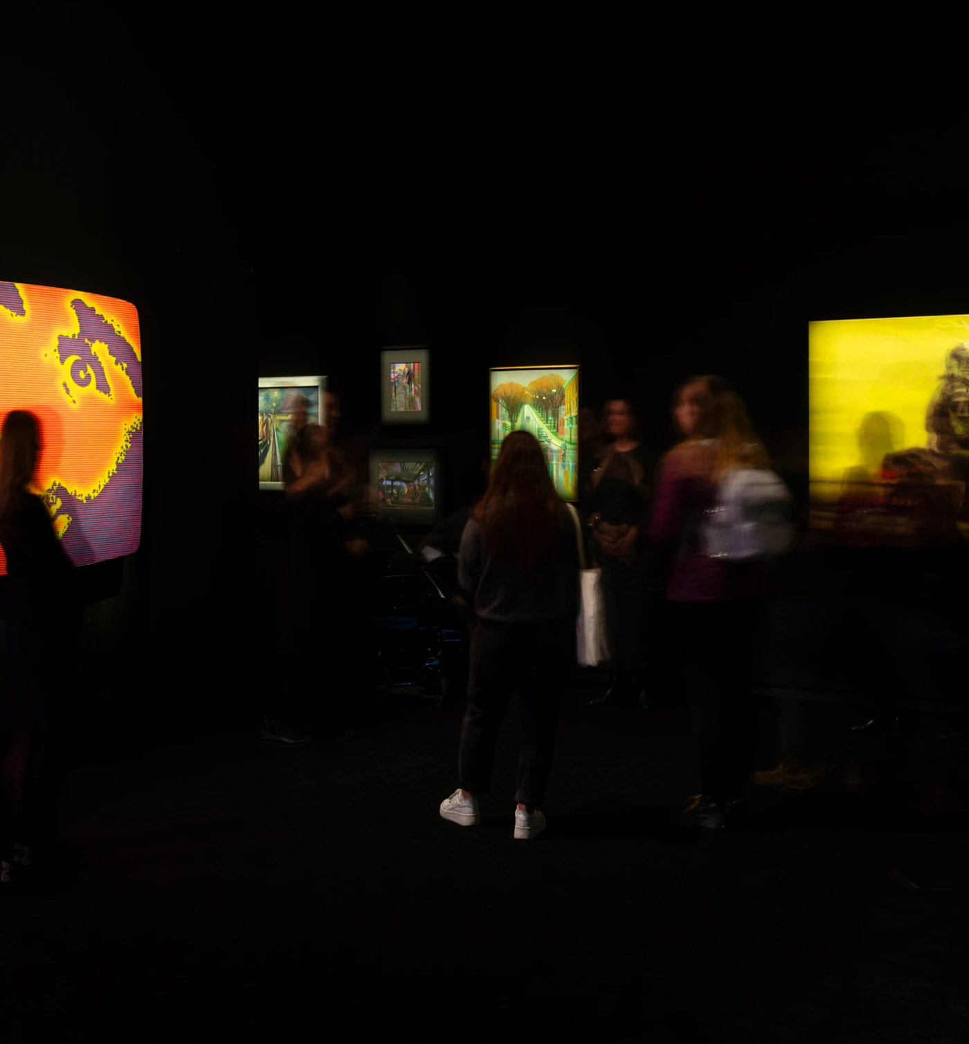Des étudiants de niveau secondaires visitant l'exposition Voir la Nuit au Musée des beaux-arts du Québec.