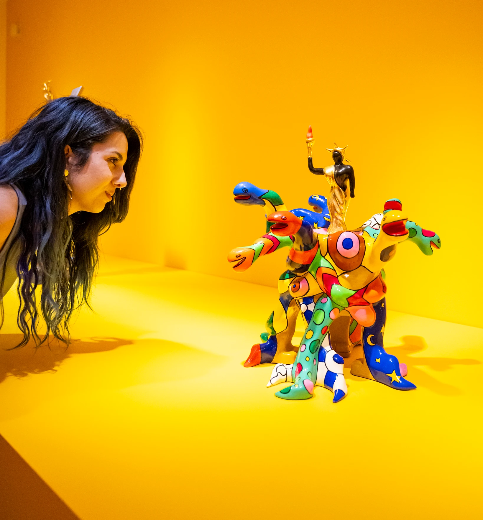 Une visite de l'exposition sur Niki de Saint Phalle devant L'Arbre de la liberté
