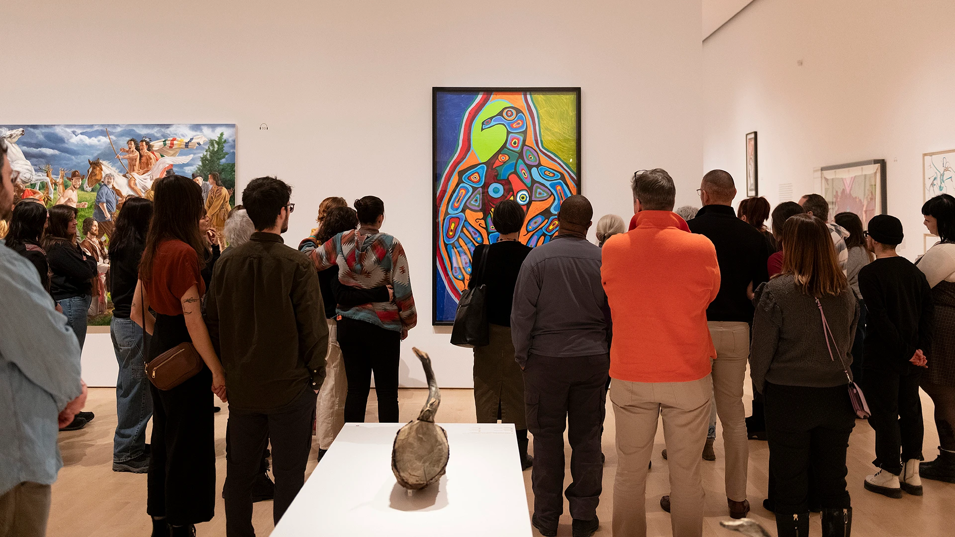 Des visiteurs dans dans l'exposition Premiers Jours, autonme 2024 // Photo : MNBAQ, David Cannon