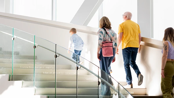 Une famille de visiteurs montant les escaliers infos pratiques