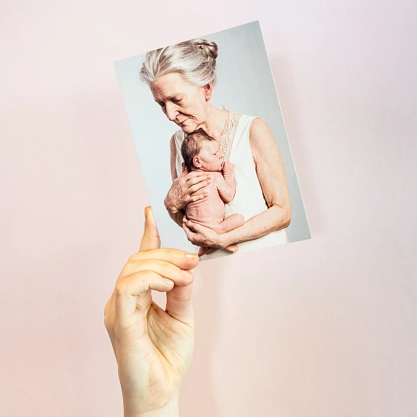 Carte postale Femme et enfant exposition Hyperrealisme Ceci nest pas un corps au MNBAQ