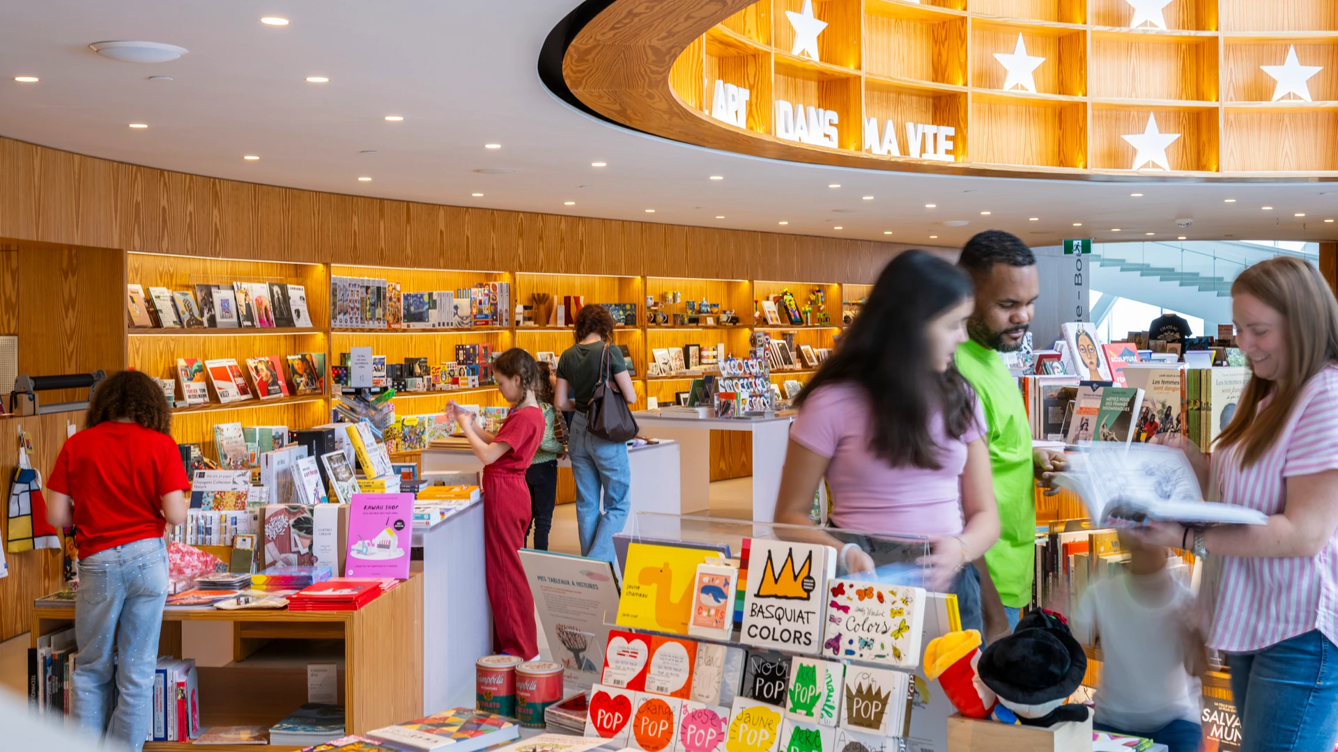 Des personnes dans la Librairie-Boutique // Photo : MNBAQ, Louis Hébert