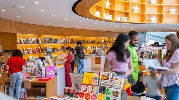 Des personnes dans la Librairie-Boutique // Photo : MNBAQ, Louis Hébert