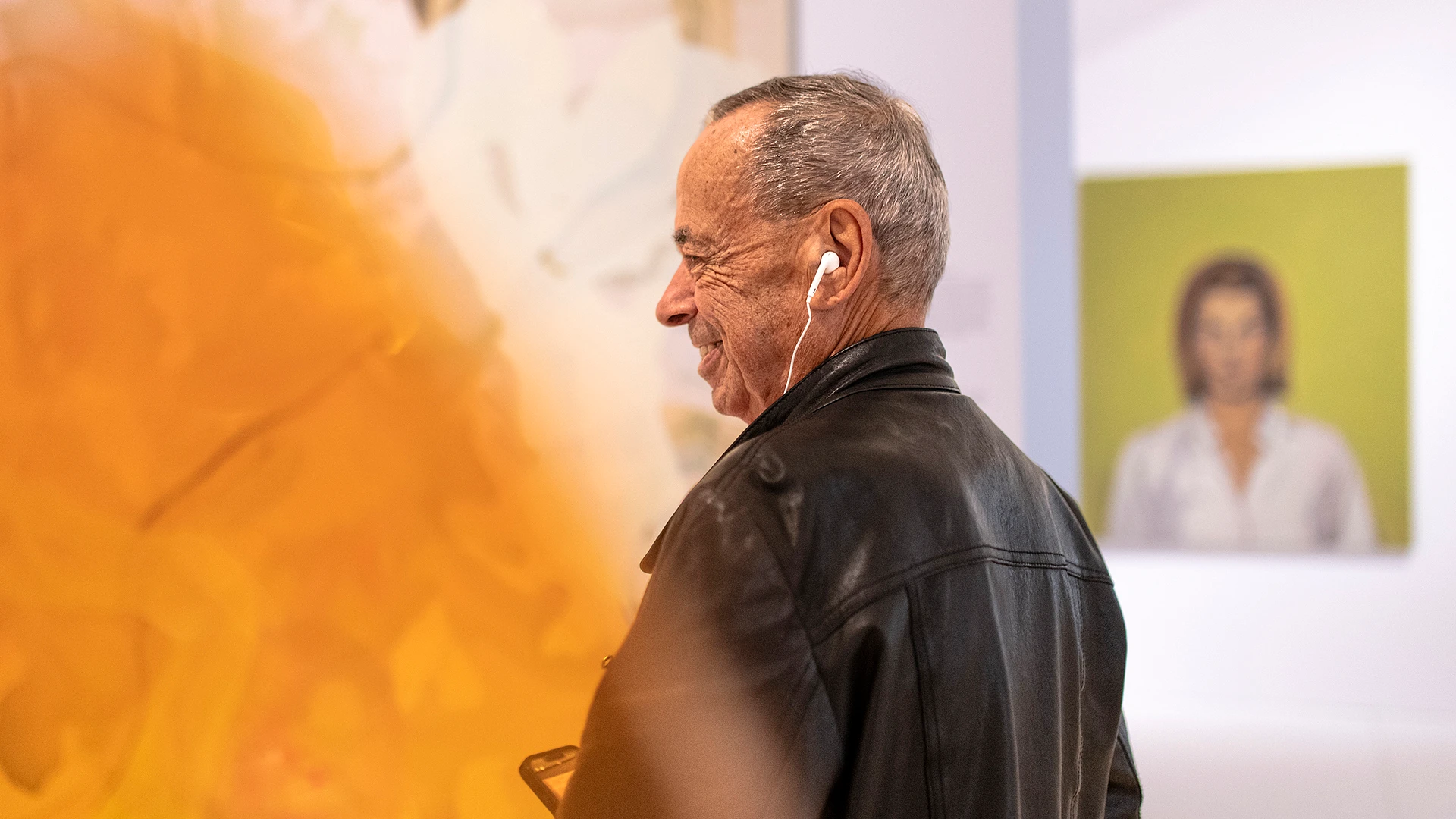 Une personne écoutant l'audioguide dans l'exposition Art contemporain du Québec// Photo : MNBAQ, Emmanuelle Letendre-Lévesque