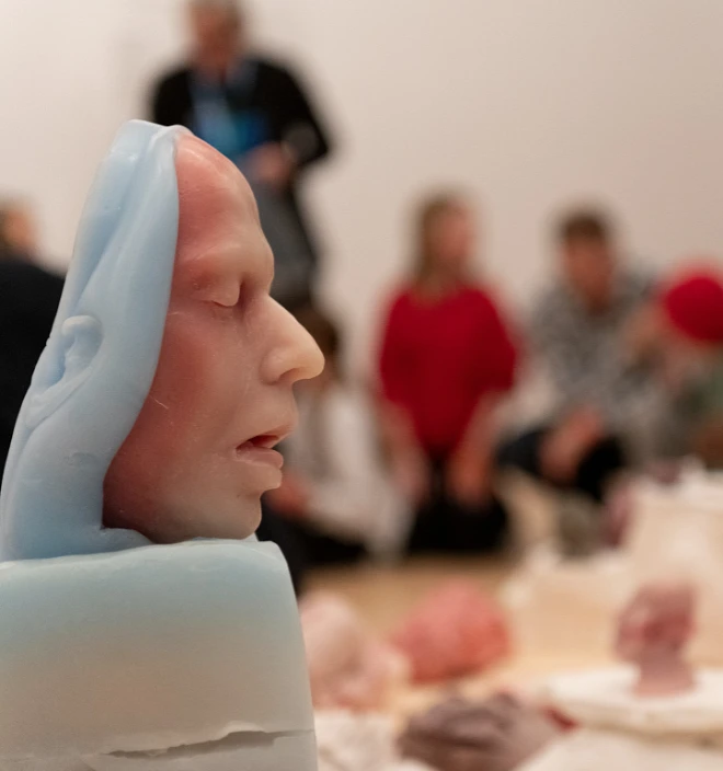 Louis Fortier, Déroutes quotidiennes (programme long, dit de la reconstruction). Avatars, angles, moules et fuites (détail), 2005-2007. Mélange de paraffine et de cire microcristalline, plâtre, latex, ciment, fibres textiles, contreplaqué et verre, 100 × 300 × 300 cm (dimensions variables). MNBAQ, achat grâce à l'appui du Conseil des arts du Canada dans le cadre de son programme d'aide aux acquisitions (2010.09) © Louis Fortier