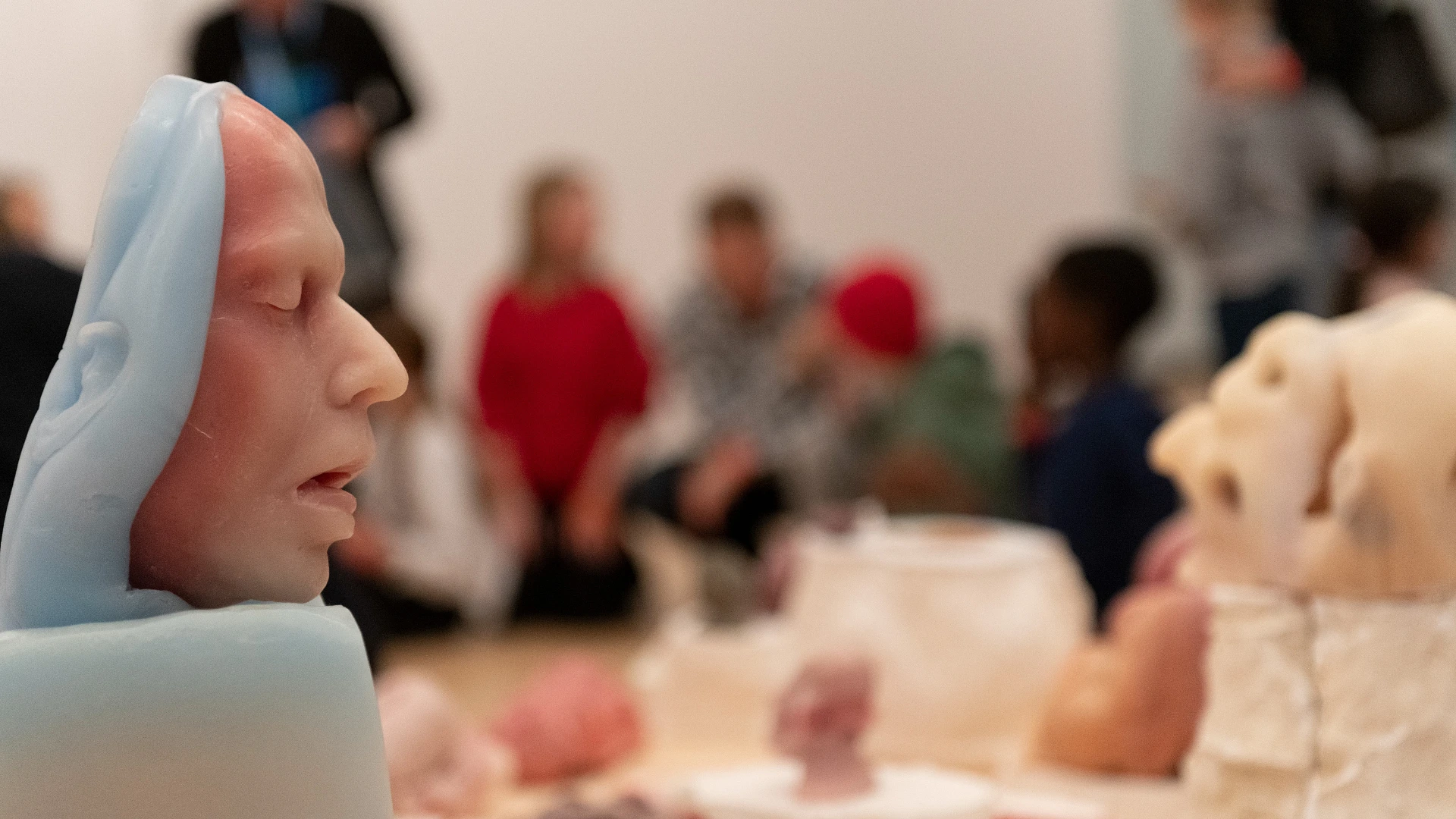 Louis Fortier, Déroutes quotidiennes (programme long, dit de la reconstruction). Avatars, angles, moules et fuites (détail), 2005-2007. Mélange de paraffine et de cire microcristalline, plâtre, latex, ciment, fibres textiles, contreplaqué et verre, 100 × 300 × 300 cm (dimensions variables). MNBAQ, achat grâce à l'appui du Conseil des arts du Canada dans le cadre de son programme d'aide aux acquisitions (2010.09) © Louis Fortier