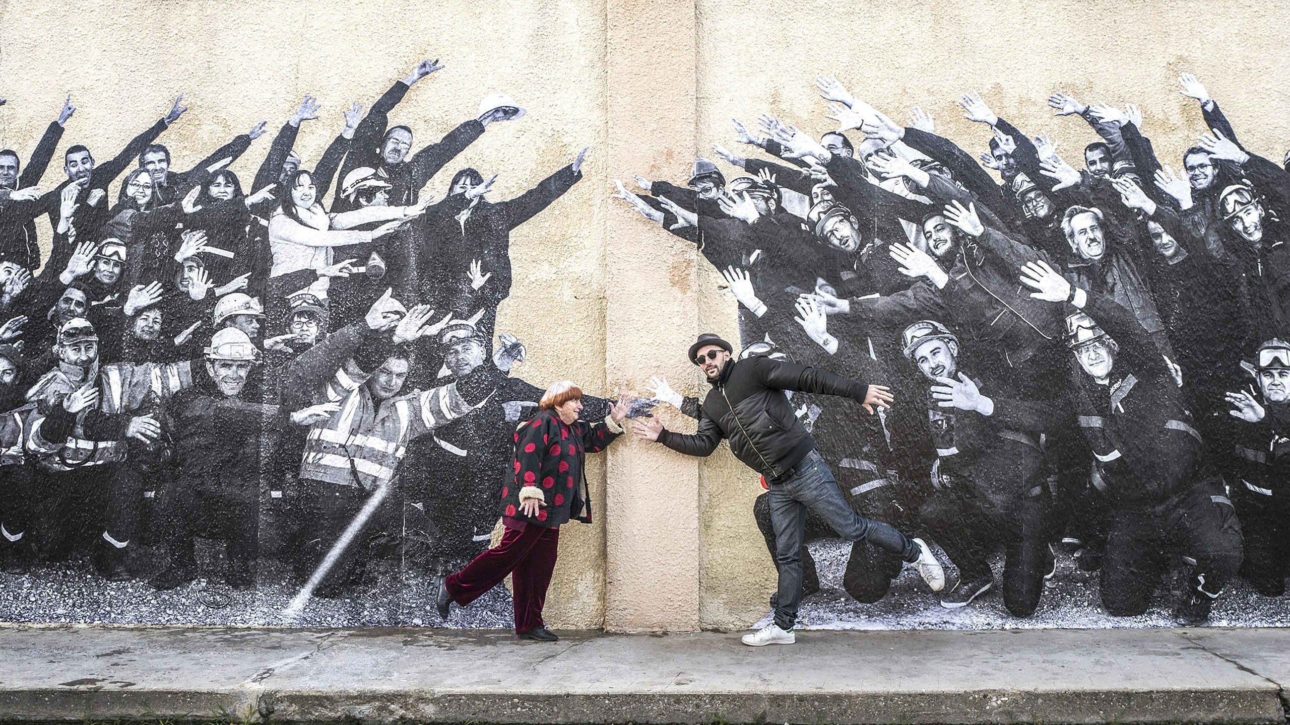 Agnes varda et jr devant le collage des ouvriers agne s varda jr cine tamaris social animals 2016 scaled