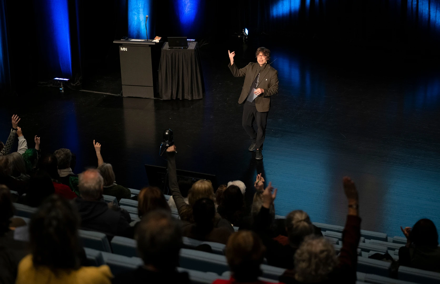 Conférence du conservateur Bernard Lamarche dans l'Auditorium