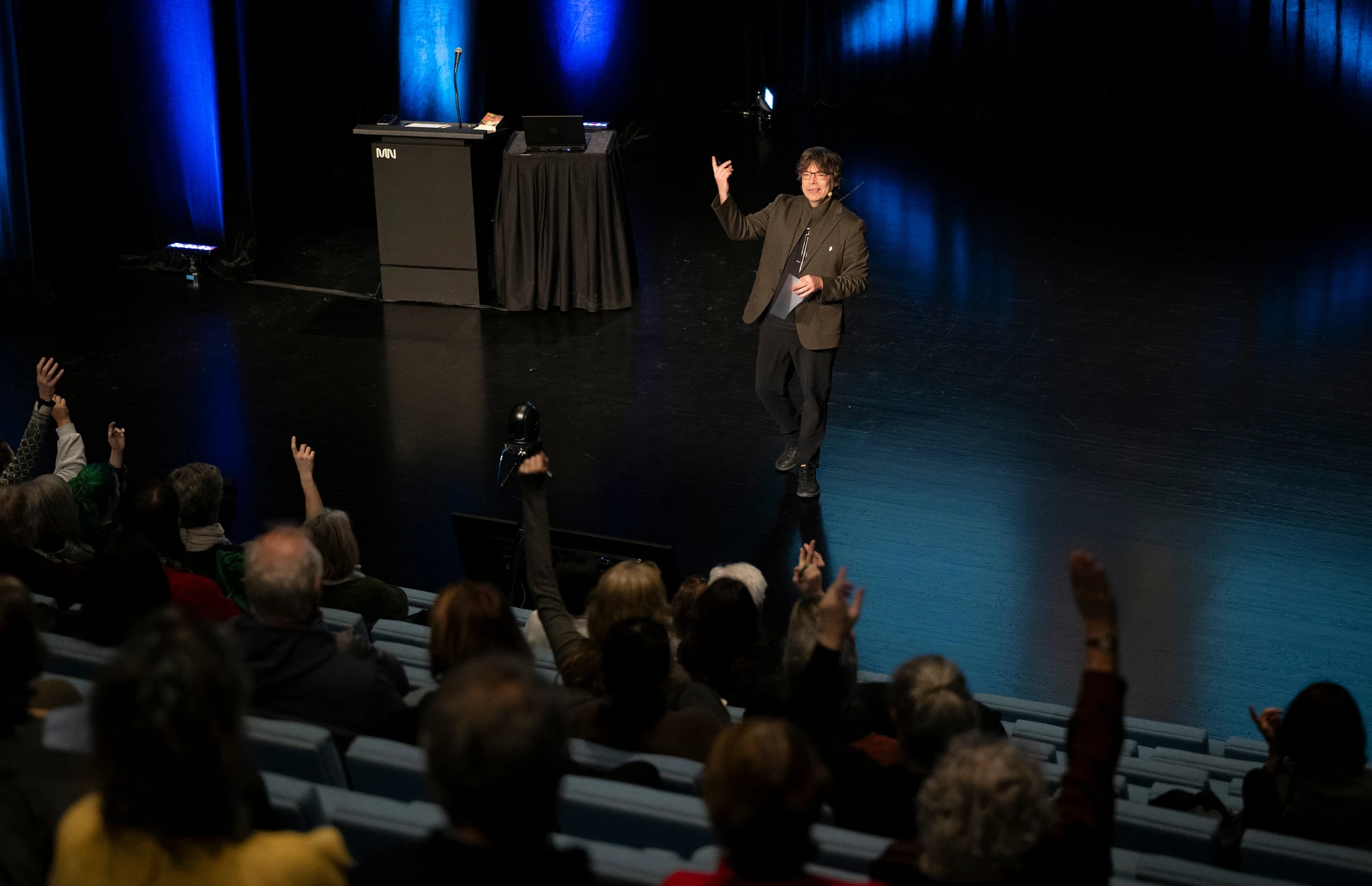 Conférence du conservateur Bernard Lamarche dans l'Auditorium