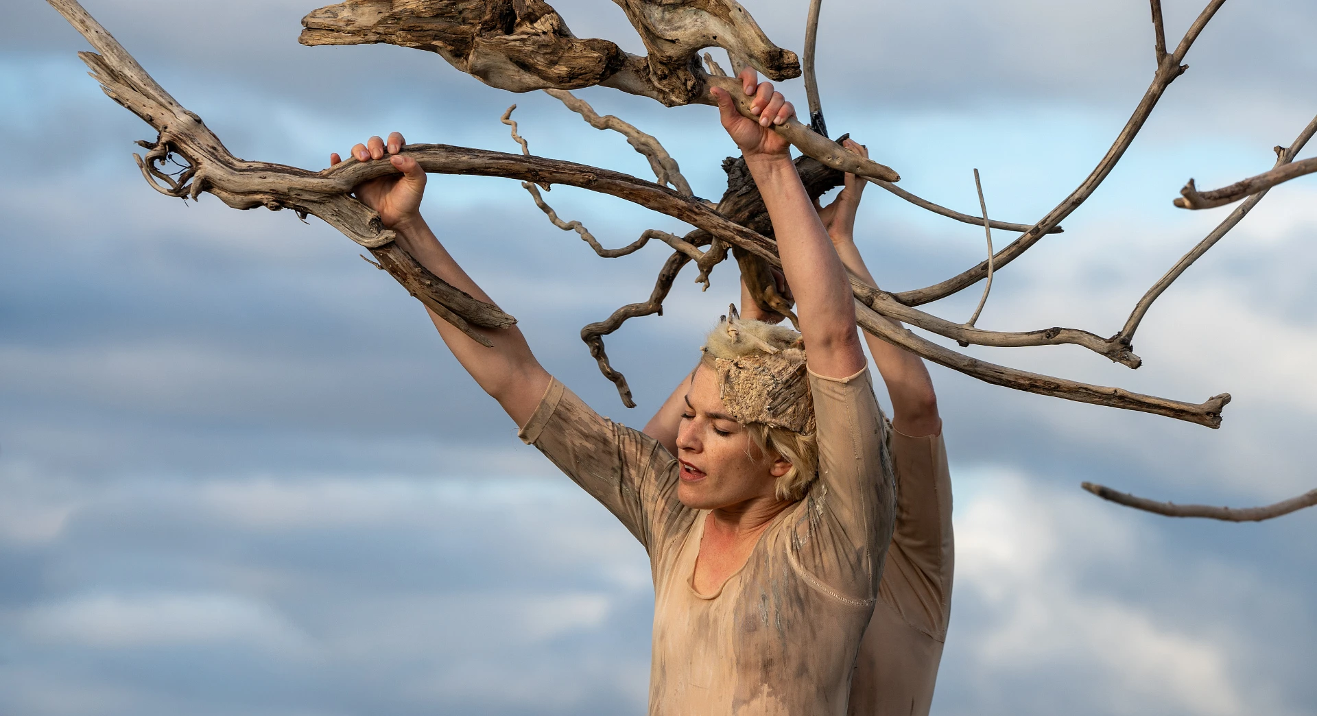 Êtres de bois de Fleuve | Espace danse avec l'interprète Geneviève Robitaille