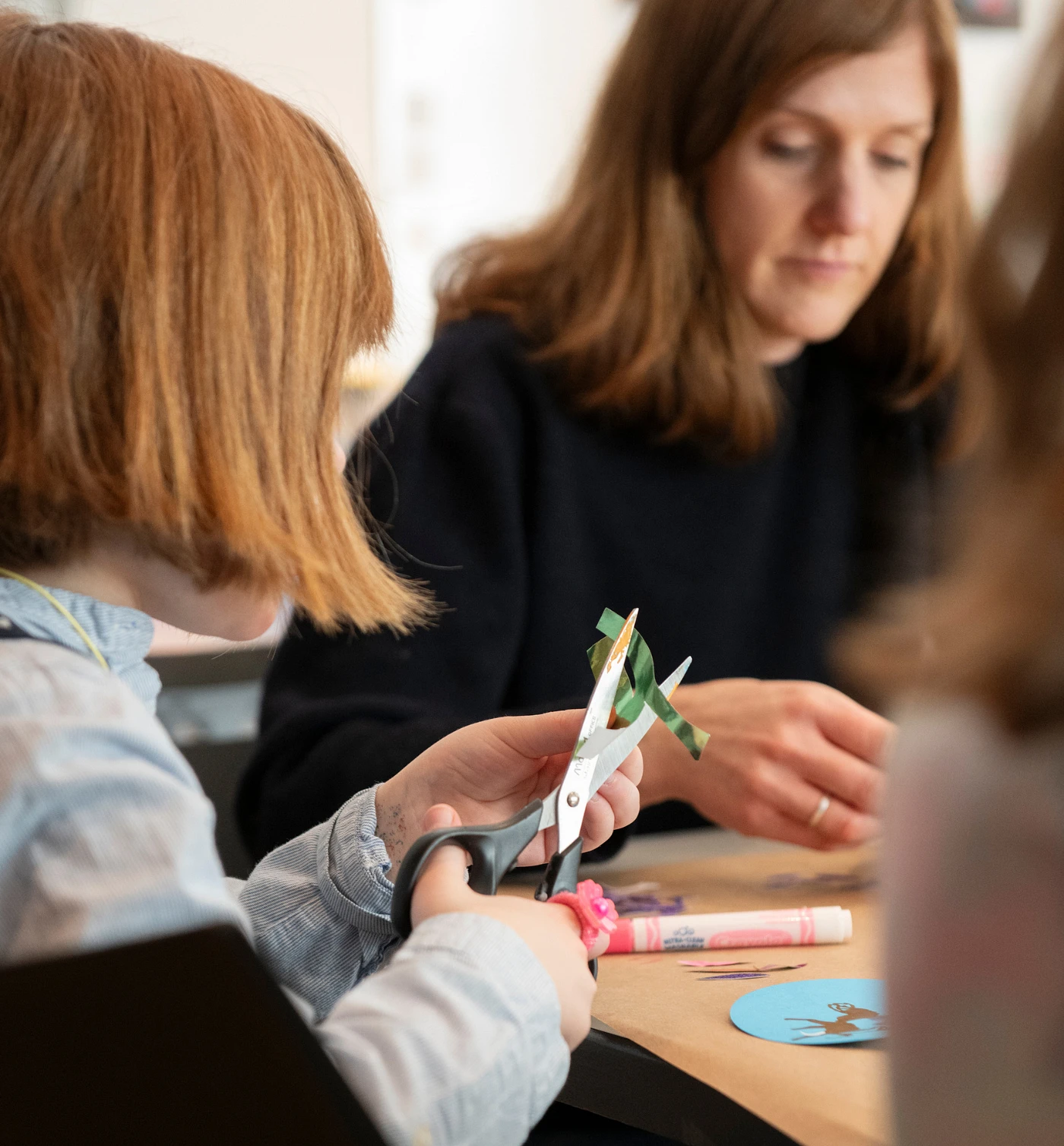 Une mère et sa fille lors d'un atelier de création