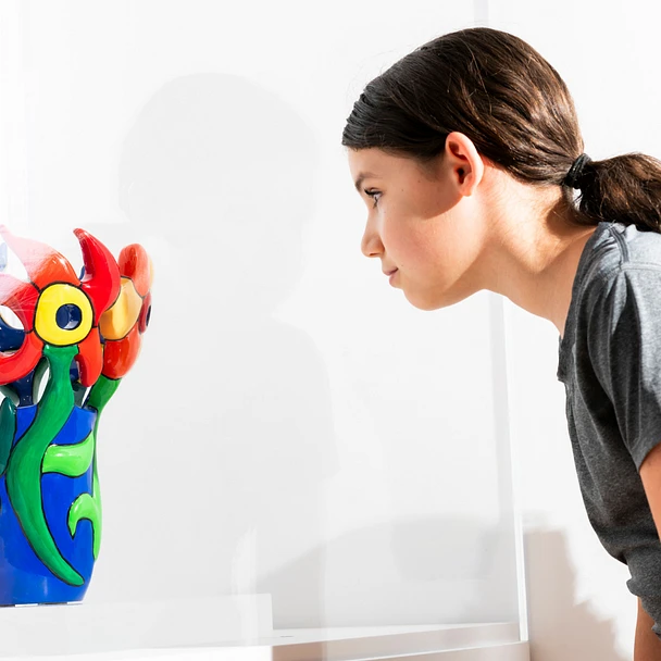 Visite d'un enfant dans l'exposition sur Niki de Saint Phalle