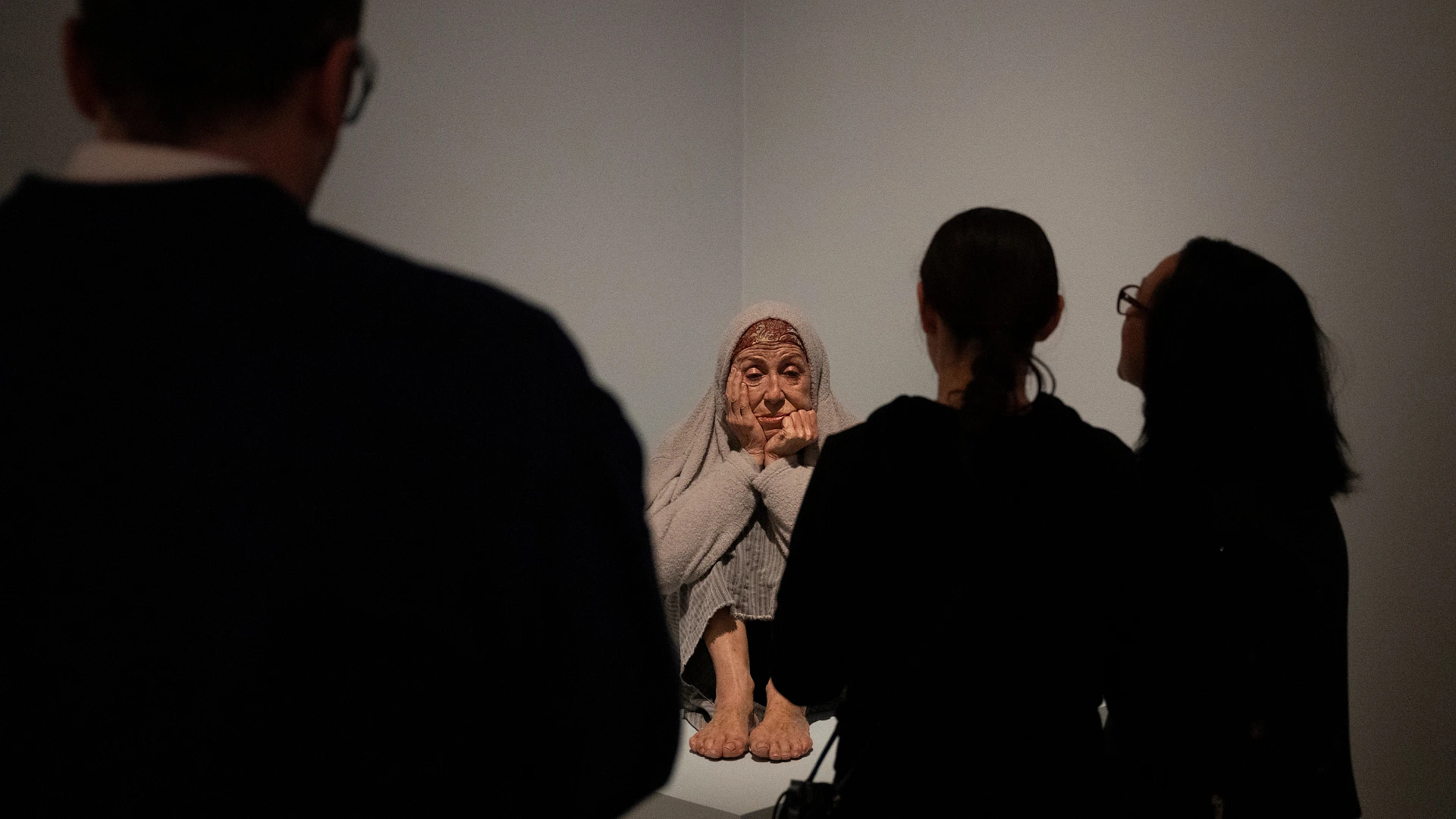 Visite guidée Hyperréalisme. Ceci n'est pas un corps devant l'oeuvre Mise au coin de Marc Sijan (2011) © Marc Sijan