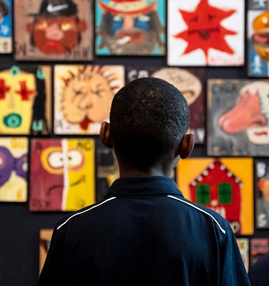 Children on a school trip in front of the work Portraits of Society by Marie-Claude Pratte (CP.2002.14) // Photo: MNBAQ, Emmanuelle Letendre-Lévesque
