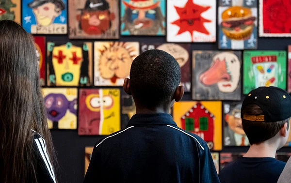 Des enfants en sortie scolaire devant l'œuvre Portraits de société de Marie-Claude Pratte (CP.2002.14) // Photo : MNBAQ, Emmanuelle Letendre-Lévesque