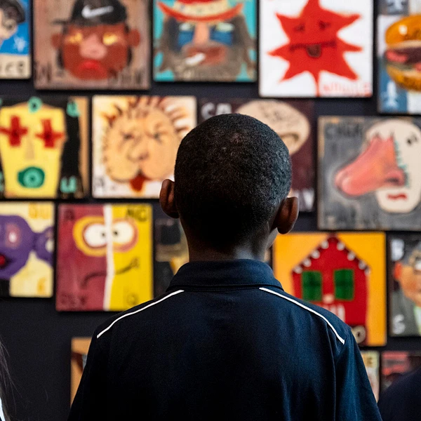 Children on a school trip in front of the work Portraits of Society by Marie-Claude Pratte (CP.2002.14) // Photo: MNBAQ, Emmanuelle Letendre-Lévesque