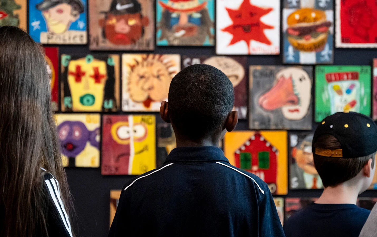 Children on a school trip in front of the work Portraits of Society by Marie-Claude Pratte (CP.2002.14) // Photo: MNBAQ, Emmanuelle Letendre-Lévesque