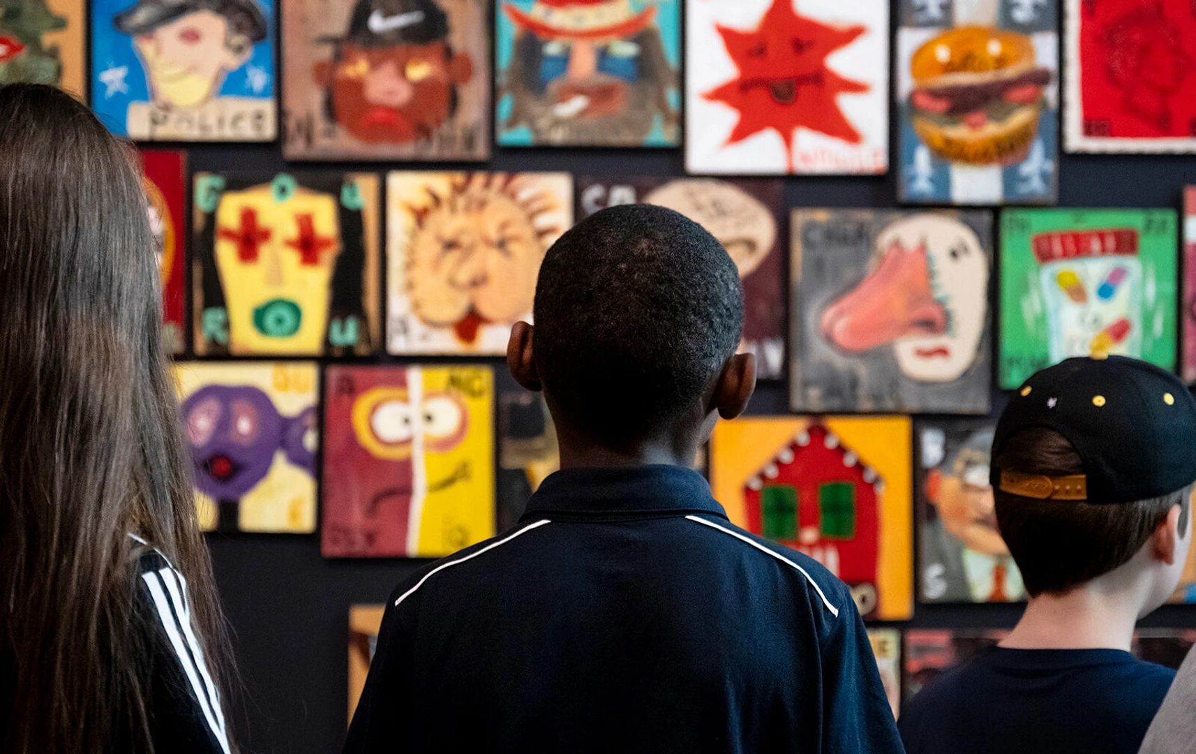 Children on a school trip in front of the work Portraits of Society by Marie-Claude Pratte (CP.2002.14) // Photo: MNBAQ, Emmanuelle Letendre-Lévesque
