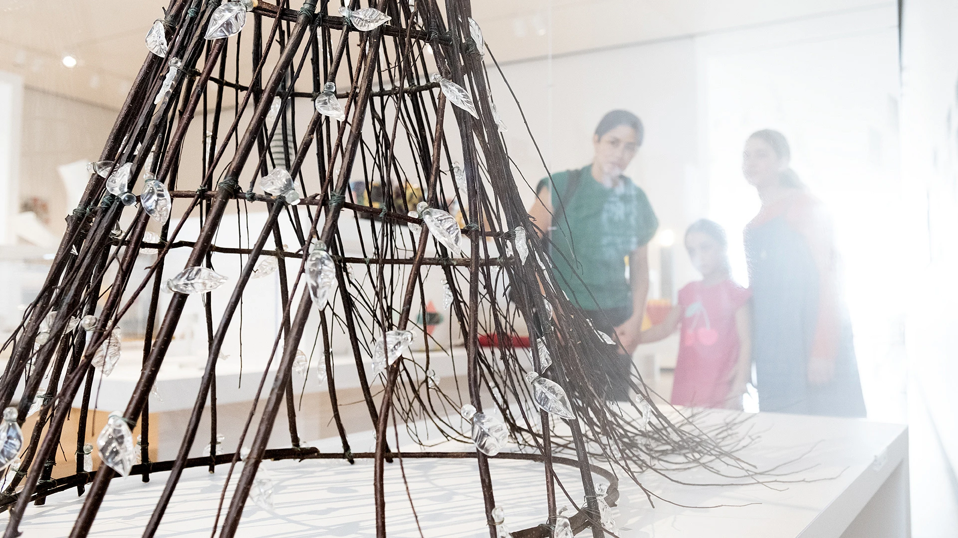 Vue de l'exposition Arts décoratifs et design Tanya Lyons Dans la foret