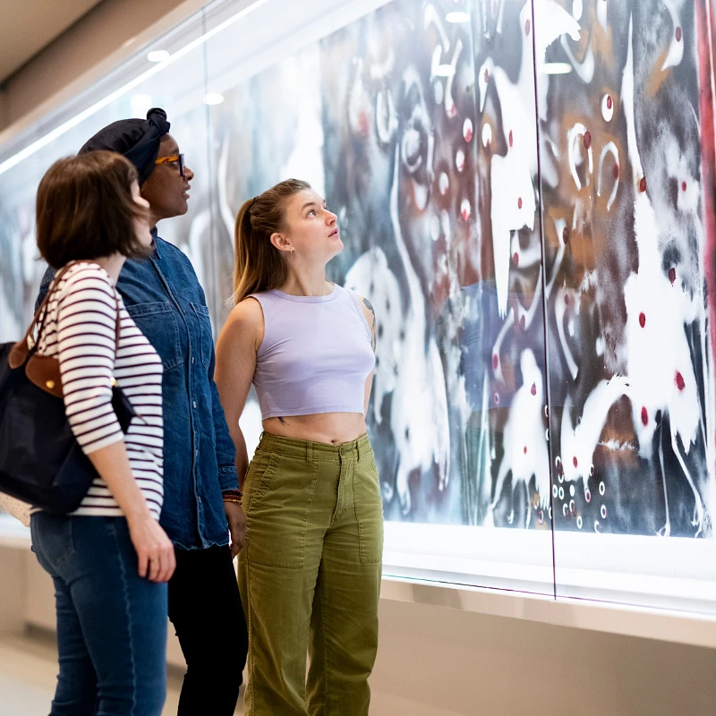 Jean Paul Riopelle, L'Hommage à Rosa Luxemburg (détail), 1992. Acrylique et peinture en aérosol sur toile, 155 × 4039 cm (ensemble) MNBAQ, don de l'artiste (1996.96) © Succession Jean Paul Riopelle / CARCC, Ottawa, 2025 // Photo : MNBAQ, David Cannon