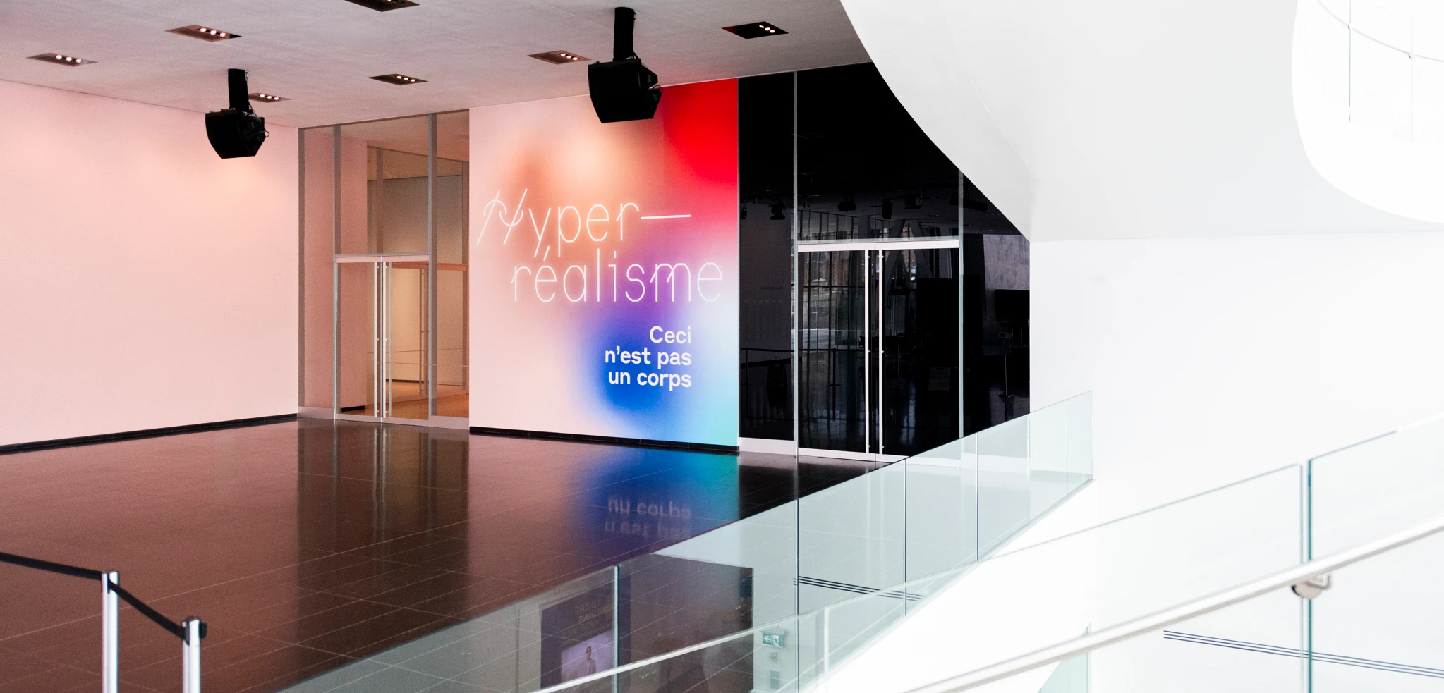 Vue de l'entrée de la salle d'exposition Hyperréalisme. Ceci n'est pas un corps