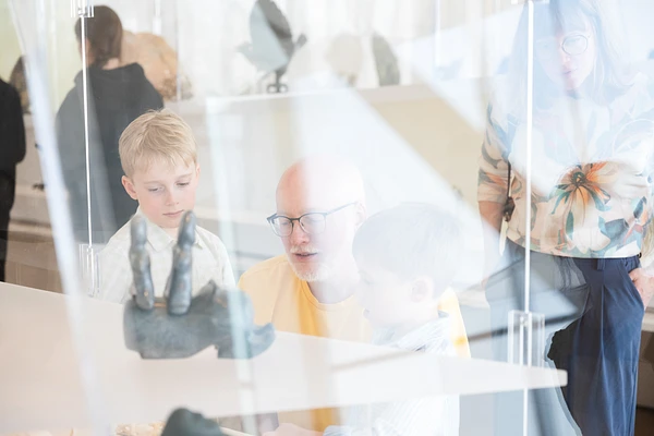 A family visting the Illipunga. Inuit Art. The Brousseau Collection exhibition // Photo : MNBAQ, Emmanuelle Letendre-Lévesque