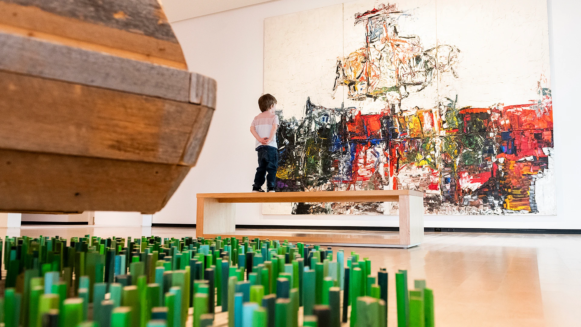 De droite à gauche : BGL, Perdu dans la nature (La Voiture) (détail), 1998 (2000.356) ©bgl /  Jean Paul Riopelle, Point de Rencontre - Quintette, 1963. © Succession Jean Paul Riopelle / CARCC, Ottawa, 2025 // Photo : MNBAQ, David Cannon