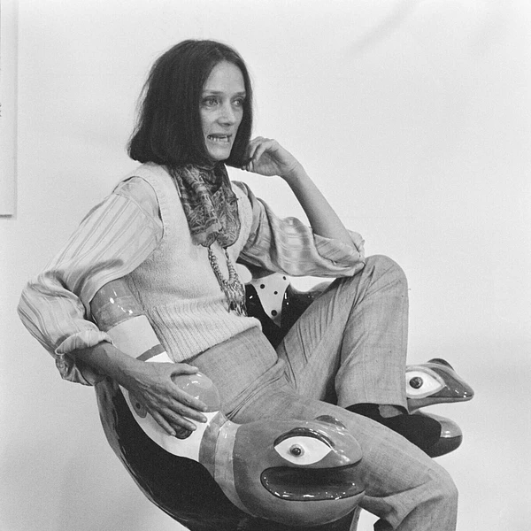 Niki de Saint Phalle assise sur l’un de ses fauteuils lors du montage de sa rétrospective au Centre Pompidou.