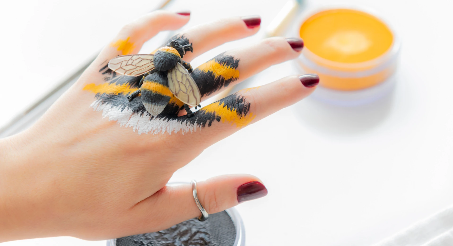 Atelier Mimétisme signe Karine Payette au Musée - Abeille