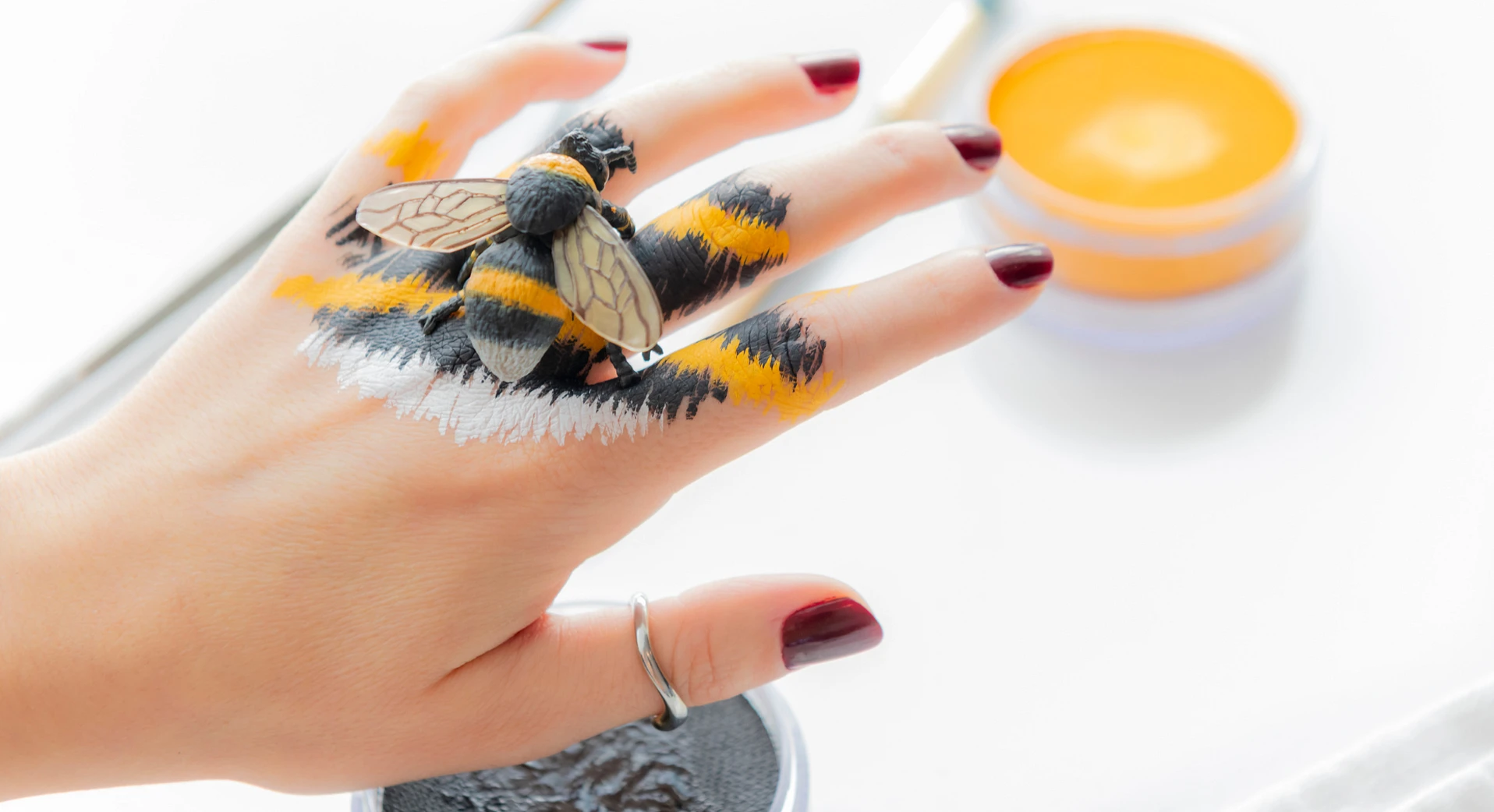 Atelier Mimétisme signe Karine Payette au Musée - Abeille