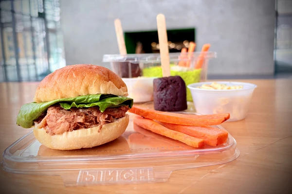 Boite a lunch burger relache au MNBAQ