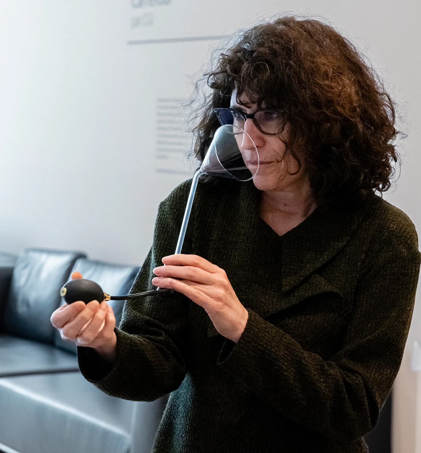 Femme au Musée national des beaux-arts du Québec pour le projet Riopelle en arôme.