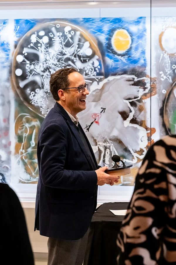 Homme devant œuvre pour le projet Riopelle en arôme au Musée national des beaux-arts du Québec.