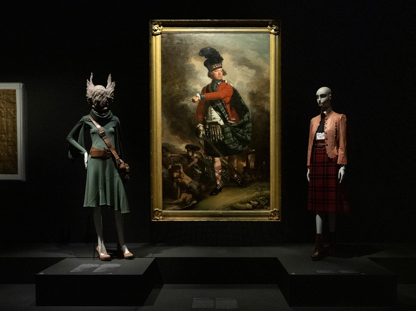 Exposition Alexander McQueen. L'art rencontre la mode montrait un tableau au centre et deux mannequins.