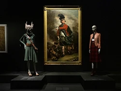 Exposition Alexander McQueen. L'art rencontre la mode montrait un tableau au centre et deux mannequins.