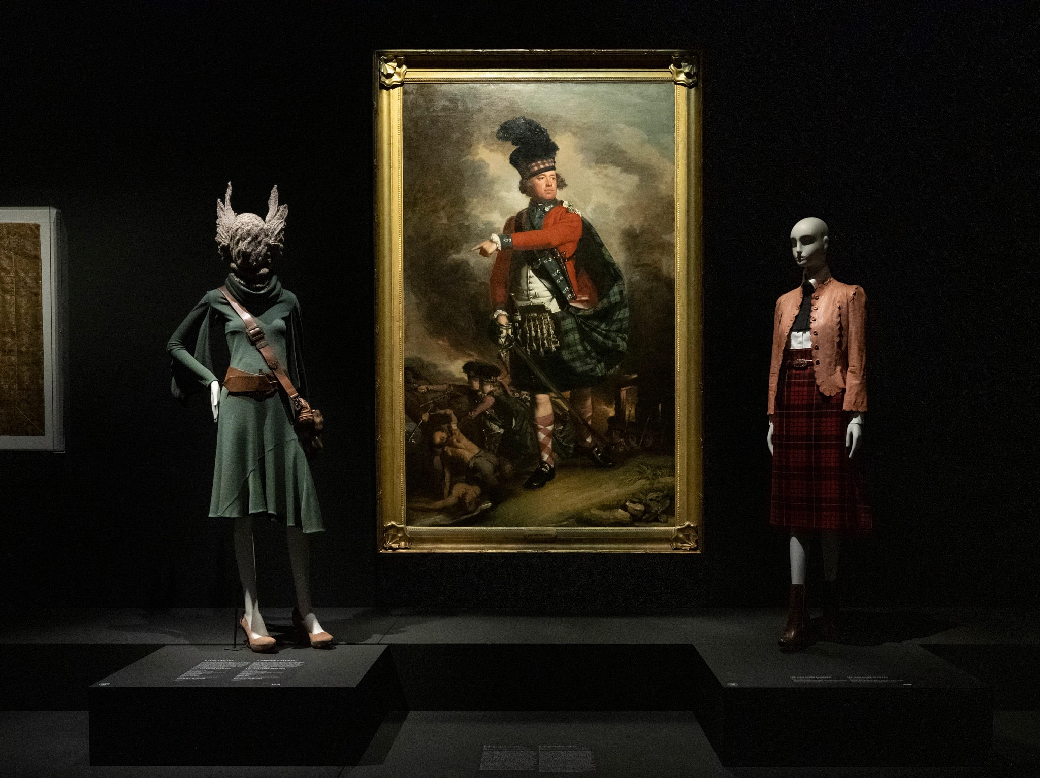 Exposition Alexander McQueen. L'art rencontre la mode montrait un tableau au centre et deux mannequins.