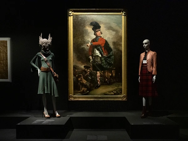 Exposition Alexander McQueen. L'art rencontre la mode montrait un tableau au centre et deux mannequins.