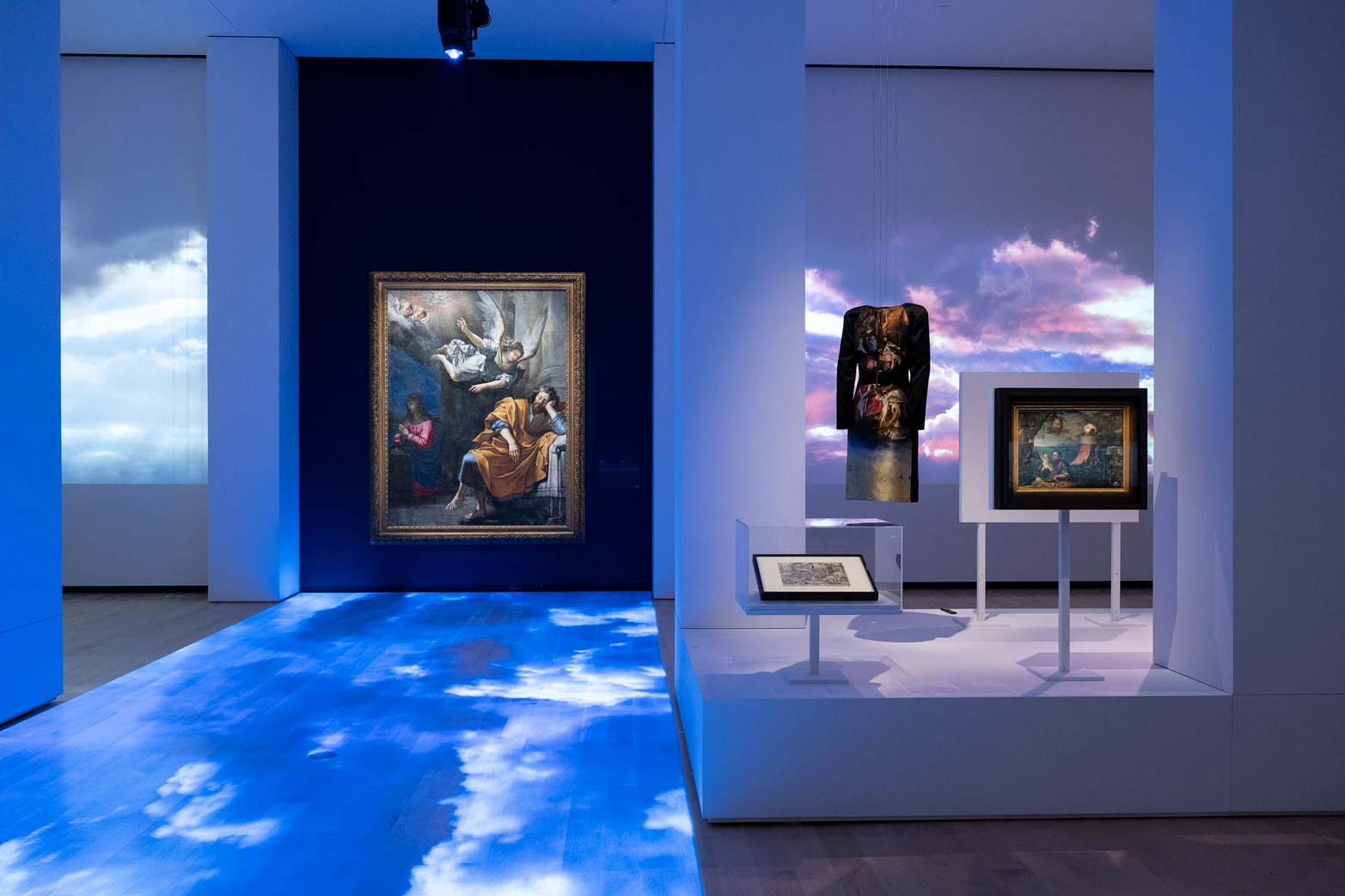 Salle d’exposition au Musée national des beaux-arts du Québec lors de l’exposition Alexander McQueen : L’art rencontre la mode.