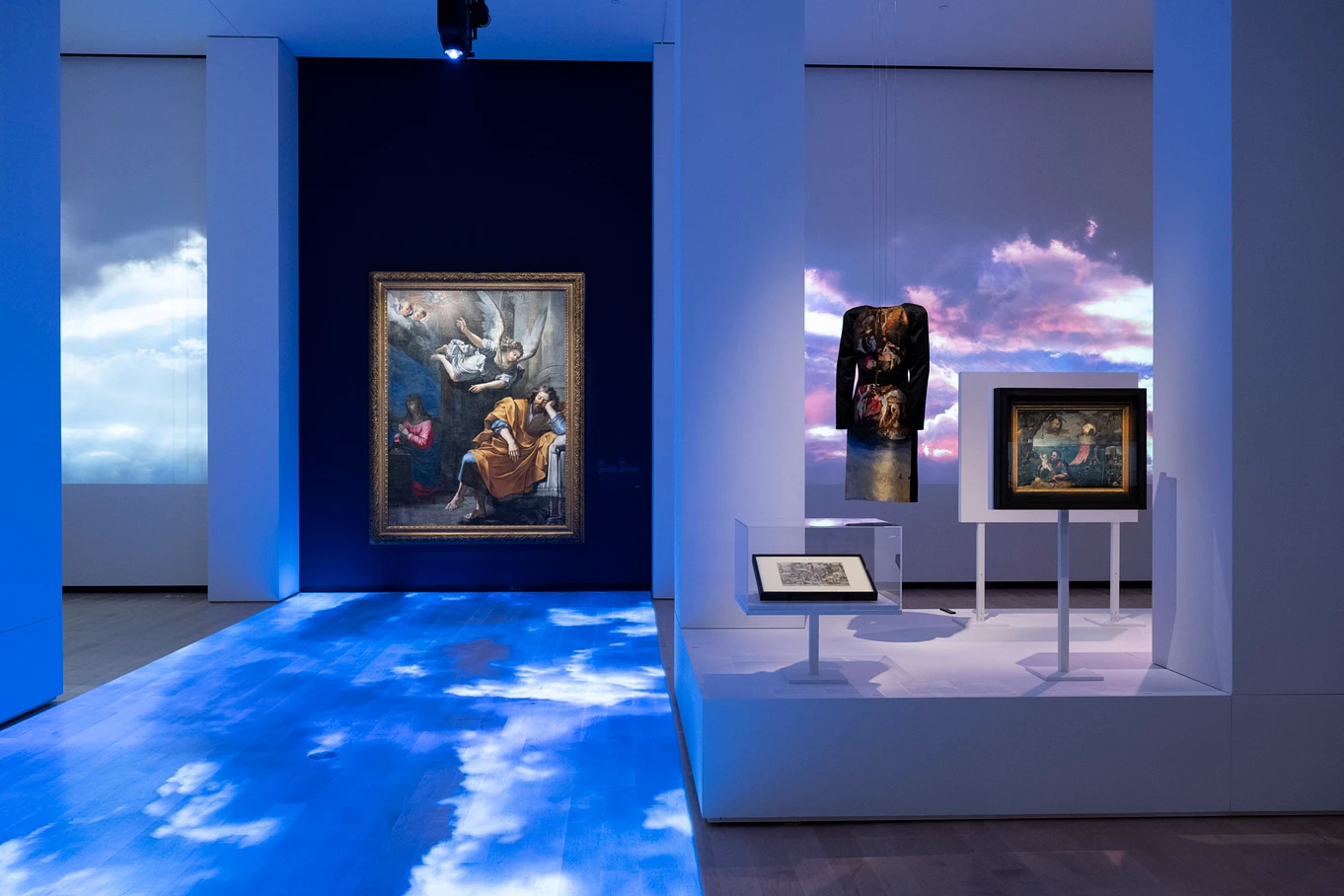 Salle d’exposition au Musée national des beaux-arts du Québec lors de l’exposition Alexander McQueen : L’art rencontre la mode.