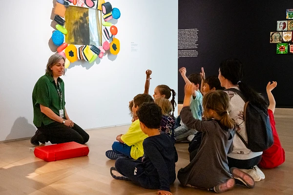 Groupe d'enfants participant à l'activité approche philosophique dans la salle d'exposition Nous au Musée national des beaux-arts du Québec.