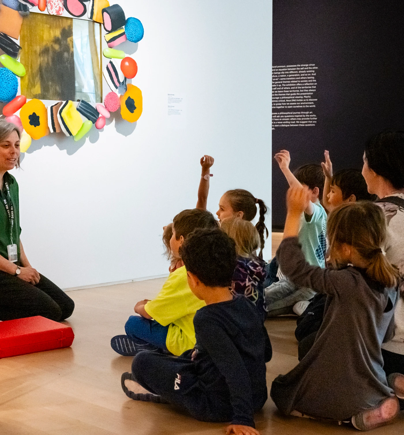 Groupe d'enfants participant à l'activité approche philosophique dans la salle d'exposition Nous au Musée national des beaux-arts du Québec.