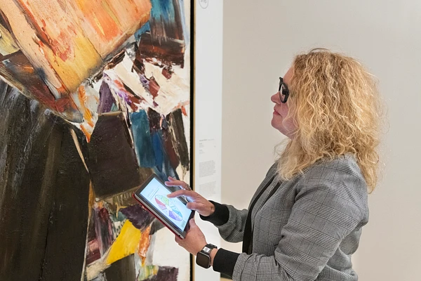 Art emotions incubateur innovations museales femme devant sculpture avec ecran