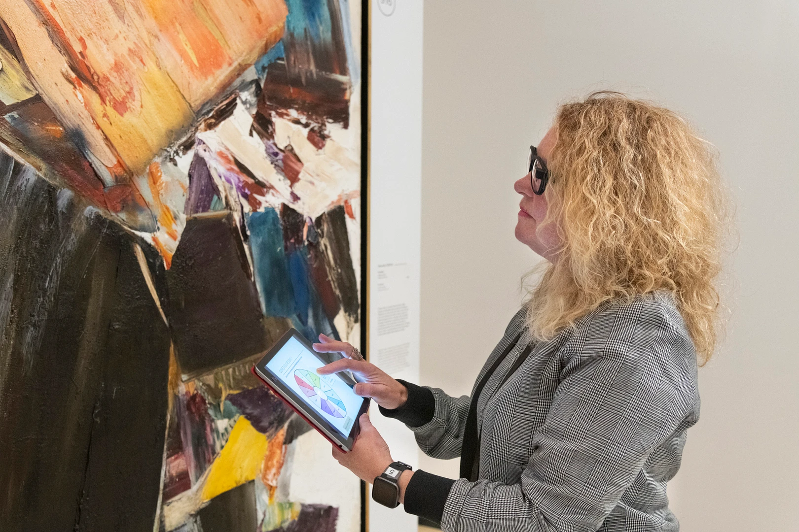 Art emotions incubateur innovations museales femme devant sculpture avec ecran