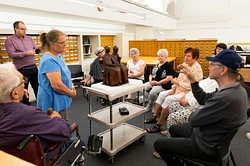 Persepectives incubateur innovations museales groupe personnes autour œuvre