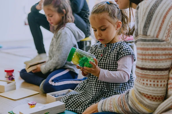 Enfants faisant du bricolage lors d'une activité d'animation de médiation dans le cadre de Ricochets