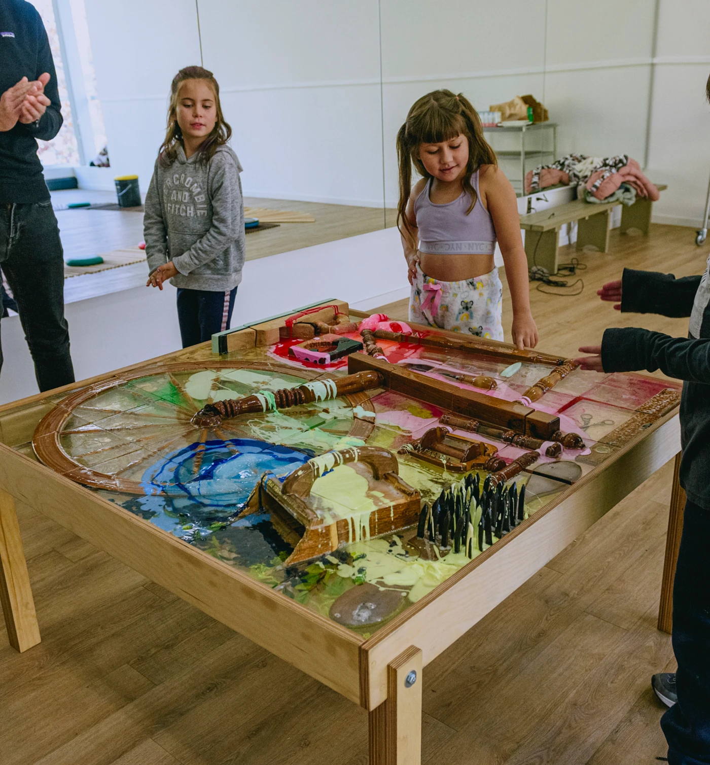 Enfants et adultes autour d'une table durant une activité de médiation culturelle