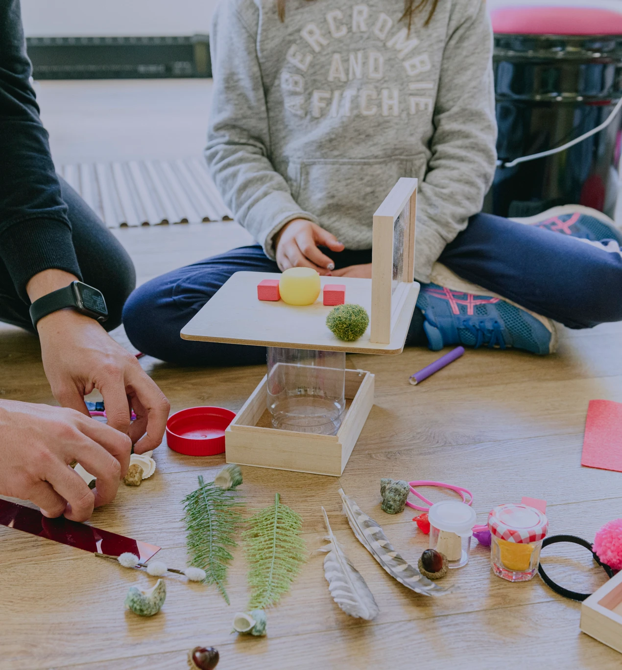Un enfant et un adulte faisant un bricolage lors d'une activité de médiation culturelle