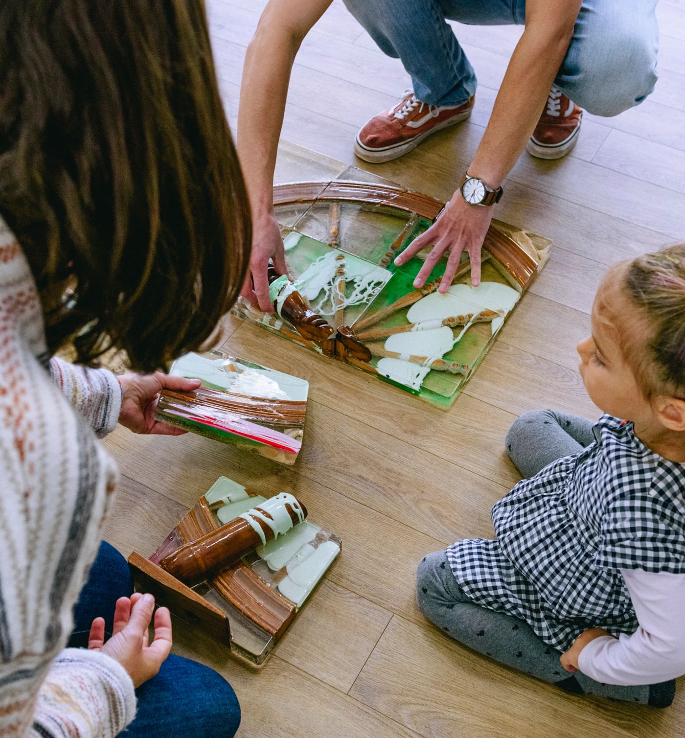 Enfants et adultes participants à une activité de médiation
