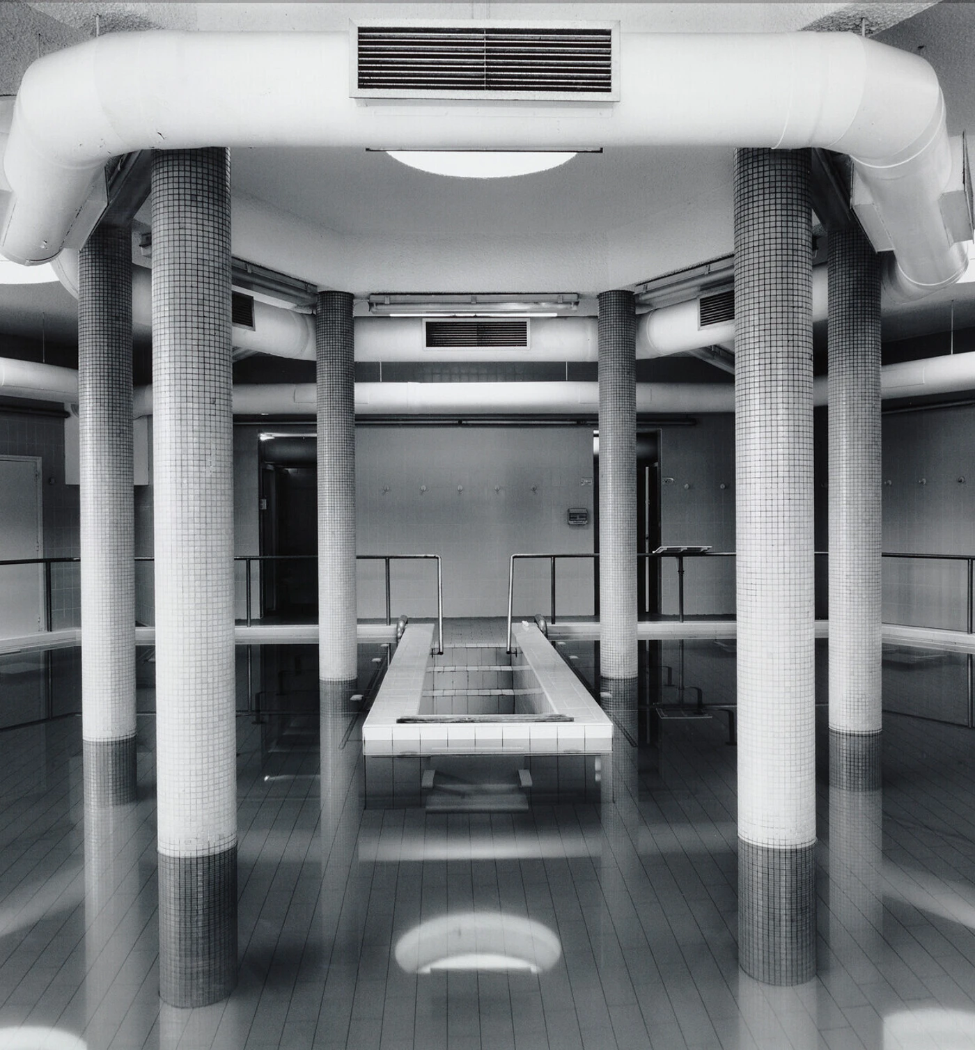 Œuvre de Lynne Cohen, Établissement Thermal, 1994.