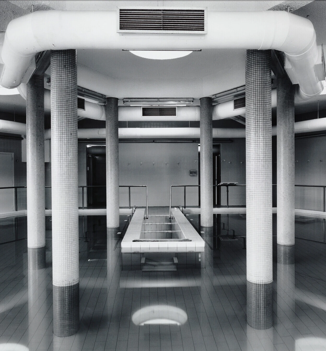 Œuvre de Lynne Cohen, Établissement Thermal, 1994.
